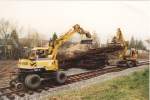 Zwei ZW-Bagger von O&K beim Abtransport von Altmaterial das beim Neubau der Zufahrtsgleise zur Hauptwerkstatt der Butzbach-Licher-Eisenbahn in Butzbach,Hessen,wo auch das bekannte Gefngnis ist,