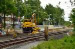 Ein Zweiwegebagger der Firma MTB steht am neu errichteten Seitenbahnsteig in Korschenbroich. Zwischen den Gleisen sieht man die Fundamente des schon teilweise abgerissenen Mittelbahnsteigs....Korschenbroich den 11.5.2014