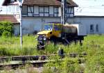 Fast ein wenig aussichtslos wirkt der Kampf des Zweigewege-Unimog mit beim Verteilen des Unkrautvernichtungsmittels im Bahnhof Nordhausen 16.05.2014