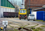 Blick in den Seehafen Stralsund mit abgestellten Fahrzeugen wie z.B. einer Zwei-Wege-Zugmaschine ZWR 140 DH von Windhoff. - 13.04.2016