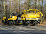 Völker Bauunternehmen Mercedes Benz Zweiwege Unimog U400 mit Tank für Abwasser am 10.12.16 in Hanau Wilhemsbad