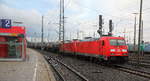 185 376-1 und eine 185er beide von DB stehen in Aachen-West mit einem langen Ölzug aus Antwerpen-Petrol(B) nach Basel(CH) und wartet auf die Abfahrt nach Köln.