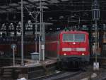 111 013-9 und 111 093-1 (Zugschluss) mit dem RE10913  RSX  nach Siegen bei der Ausfahrt in Aachen Hbf, 12.12.10