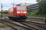 Eine 185 083-3 DB rangiert in Aachen-West bei Sonne und Wolken.