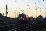 Die 185 007-2 rangiert in Aachen-West bei Abendsonne.