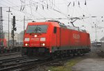 185 246-6 von Railion rangiert in Aachen-West im Nieselregen am 18.2.2012.