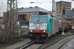 Elektrolok HLE 2823 von COBRA (B-cargo) fährt mit gemischtem Güterzug durch den Aachener Hauptbahnnhof in Richtung Aachen West (14.