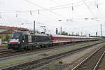 ES 64 U2-009 verlässt mit einer Garnitur Euro-Express Wagen den Bamberger Bahnhof am 6.