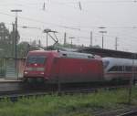 101 003-2 steht am 28. Mai 2013 mit einem ICE-T im Schlepp im Bahnhof Bamberg.