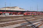 Blick nach Nordwesten auf den Bahnhof Bamberg am 14.8.13: Die Gütergleise im Vordergrund sind leer, und die Personengleise werden von der Baureihe 442 als Franken-Thüringen-Express und