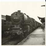 Am 02.06.1973 steht der Eilzug  Frankenland  nach Hof mit 001 150-2 in Bamberg Hbf und wartet auf die Abfahrt.