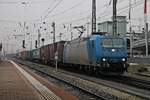 Mit einem Containerzug nach Aachen West/Antwerpen fuhr am 19.01.2016 bei leichtem Schneefall die Alpha Trains/Railtraxx 185 515-4 über Gleis 1 durch den Badischen Bahnhof von Basel in Richtung