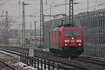 Nachdem am 20.01.2016 die 185 369-6 einen gemischten Güterzug aus Mannheim Rbf in den Rangierbahnhof von Muttenz gebracht hatte, fuhr sie nun als Lokzug erneut durch den Badischen Bahnhof von