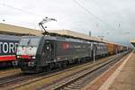 Durchfahrt am 13.05.2016 von MRCE/SBBCI ES 64 F4-102 (189 102-7)  SBB Cargo International  zusammen mit MRCE/SBBCI ES 64 F4-284 (189 284-3)  Alpäzähmer  und einem Containerzug über