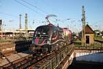 In den ersten Sonnenstrahlen des 27.08.2016 rangierte MNRCE/DB Fernverkehr ES 64 U2-009 (182 509-0)  EUROPA HATÁROK NÉLKÜL 25éve  im Badischen Bahnhof von Basel in Richtung