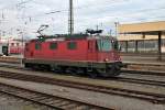 Durchfahrt von SBB Re 4/4 11368 am 18.12.2013 als Tfzf von Weil am Rhein nach Muttenz in Basel Baf Bf gen Schweiz.