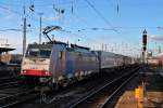 Durchfahrt am 11.02.2013 von Railpool/Lokomotion/BLS Cargo 186 251 mit einem Containerzug aus Holland zur weiterfahrt nach Italien in Basel Bad Bf gen Muttenz.