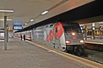 Mit dem IC 61419/CNL 40419/CNL 479 (Duisburg Hbf - Basel SBB (IC 61419)/Amsterdam Centraal - Zürich HB (CNL 40419)/Hamburg-Altona - Chur HB (CNL 479)) stand am 26.11.2014 die 101 144-4  Hertha