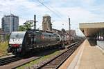 Mit einem Containerzug aus Rotterdam Waalhaven fuhr am 26.06.2015 die ES 64 F4-288 (189 288-4)  SBB Cargo International  durch den Badischen Bahnhof von Basel in Richtung Rangierbahnhof Muttenz.