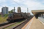 Re 4/4 176 (425 176-5)  Hohtenn  zusammen mit Re 4/4 190 (425 190-6)  Raron  und einem Containerzug am 26.06.2015 bei der Durchfahrt in Basel Bad Bf in Richtung Rangierbahnhof Muttenz.