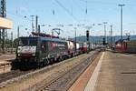 Mit einem Containerzug nach Rotterdam Waalhaven fuhr am 08.07.2015 die ES 64 F4-107 (189 107-6)  SBB Cargo International  über Gleis 4 durch den Badischen Bahnhof von Basel in Richtung