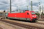 Abgestellt stand am 09.07.2015 die 101 004-0 auf einem Stumpfgleis im Süden des Badischen Bahnhofes von Basel, um am Abend den CNL nach Berlin zu bespannen.