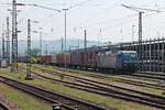 Durchfahrt am 11.08.2015 von Alpha Trains/Crossrail 145-CL 204 (145 100-4) mit ihrem Containerzug nach Aachen West durch den Badischen Bahnhof von Basel in Richtung Freiburg.