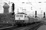 Damals wurden die 111er noch gefordert : 111 063 mit dem 13 Wagen starken D 784 am 5.10.1980 in Bebra.