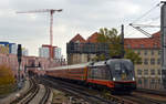 242 517 der Hectorrail passiert mit dem Locomore von Berlin-Lichtenberg nach Stuttgart am 14.10.17 den Berliner Alexanderplatz.