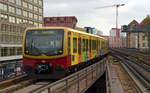 Die TechniSat-S-Bahn erreicht am 14.10.17 den Haltepunkt Alexanderplatz. 