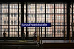 Bahnhofsschild auf dem Bahnsteig von Berlin Friedrichstraße.