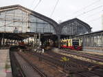 484 004 bei der Durchfahrt des Bahnhofes Berlich Friedrichstraße.

Die Baureihe (und die BR 483) sind auf der Stadtbahn derzeit noch die Ausnahme. Einzig die drei S3-Express-Züge in der morgendlichen HVZ fahren von Ost nach West bis Charlottenburg. Dort werden zwei der drei Züge gekuppelt. Der eine Halbzug und der Vollzug fahren dann meißt zwischen 09.45 und 10.15 Uhr durch Berlin Friedrichstraße, manchmal sind es auch drei Halbzüge. 

Berlin, der 13.10.2022

PS: Vergleich zur BR 481mod: https://www.bahnbilder.de/bild/deutschland~elektrische-triebzuege~br-481-berliner-s-bahn/1248252/die-redesignten-zuege-der-br-481482.html