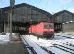 Hier 143 956-1 mit einem RE7 von Wnsdorf-Waldstadt nach Rolau(Elbe), bei der Einfahrt am 3.2.2010 in Berlin Friedrichstrae.