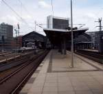 Berlin Friedrichstrae, Bahnsteig B, Blick von Westen, im Hintergrund das Internationale Handelszentrum (08.06.2010)