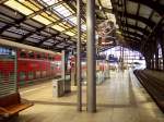 Berlin Friedrichstrae, Regionalbahnsteig B mit RE2 auf Gleis 3 (19.08.2010)