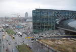 Morgendlicher Blick von meinem Hotelzimmer auf die Nordseite des Berliner Hauptbahnhofs mit dem Europaplatz und der Tram Haltestelle.