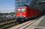 143 020-6 verlässt am 14.5.2017 mit der RB14 (RB18615) von Nauen nach Berlin Ostbahnhof den Berliner Hauptbahnhof.