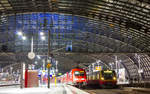 In der Nacht des 12. 8. 2017 steht 182 005 mit ihrem RE1 nach Magdeburg im Berliner Hauptbahnhof, rechts ein BR481-Vollzug der Berliner S-Bahn.