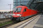 182 004 verlässt am 30.12.2017 mit dem RE1 (RE3181) von Brandenburg Hauptbahnhof nach Frankfurt(Oder) den Berliner Hauptbahnhof.