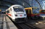 ICE1040 von Berlin Ostbahnhof nach Düsseldorf Hauptbahnhof trifft am 1.1.2018 im Berliner Hauptbahnhof auf 481 139-4 als S7 von Potsdam Hauptbahnhof nach Ahrensfelde.