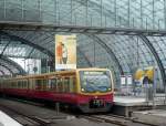 S-Bahn-Zug BR 481, S75 nach Wartenberg ist aus Richtung Bahnhof Zoo in den Berliner Hauptbahnhof eingefahren, aufgenommen am 12.02.2008