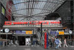 Eine Bahn kreuzt -    Berlin Hauptbahnhof.