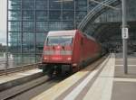 Hier 101 061-0 mit IC141 von Schiphol Airport nach Berlin Ostbahnhof, bei der Ausfahrt am 18.6.2011 aus Berlin Hbf.