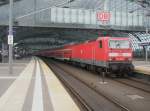 Hier 143 305-1 mit einer RB14 von Berlin Ostbahnhof nach Nauen, bei der Einfahrt am 18.6.2011 in Berlin Hbf.