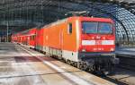 Hier 112 112-8 mit einem RE1 von Berlin Charlottenburg nach Frankfurt(Oder), bei der Ausfahrt am 30.1.2012 aus Berlin Hbf.