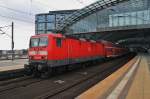 Hier 143 641-9 mit einem RE7 von Berlin Zoologischer Garten nach Wünsdorf-Waldstadt, bei der Ausfahrt am 25.2.2012 aus Berlin Hbf.