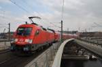 Hier 182 012-5 mit einem RE2 von Wismar nach Cottbus, bei der Ausfahrt am 6.4.2012 aus Berlin Hbf.