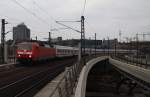 Hier 120 131-8 mit IC2242 von Berlin Ostbahnhof nach Osnabrck Hbf., bei der Einfahrt am 6.4.2012 in Berlin Hbf.