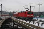 Hier 114 040-9 mit einem RE2 (RE37370) von der Hansestadt Wismar nach Cottbus, bei der Ausfahrt am 15.12.2012 aus Berlin Hbf.