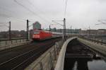 Hier 101 028-9 mit IC2813 als Ersatzzug fr ICE1538 von Berlin Ostbahnhof nach Kln Hbf., bei der Einfahrt am 16.2.2013 in Berlin Hbf.